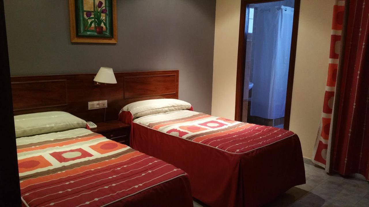 Hostal El Lirio Bollullos Par del Condado Exterior foto