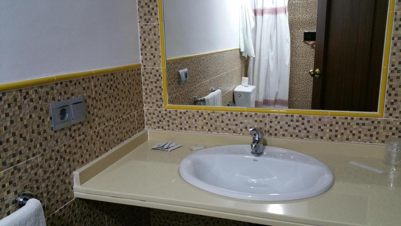 Hostal El Lirio Bollullos Par del Condado Exterior foto