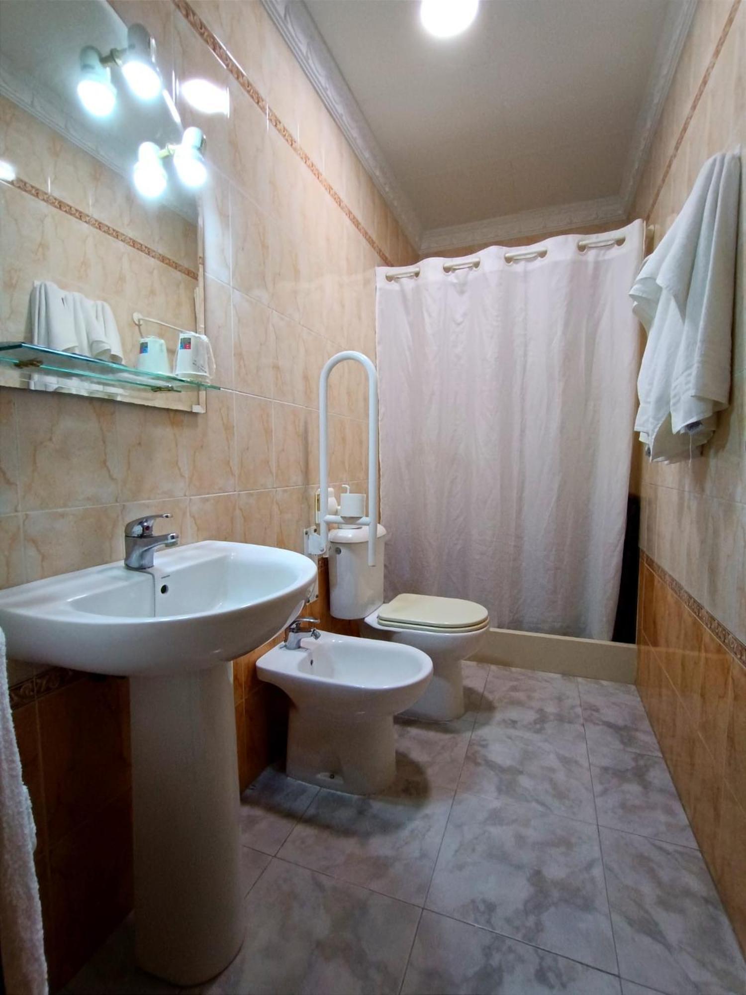 Hostal El Lirio Bollullos Par del Condado Exterior foto